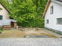 Rodinná vila s velkorysou dispozicí, garáží na tři auta  a pozemkem 4 069 m² – Loket - Foto 24