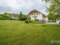 Rodinná vila s velkorysou dispozicí, garáží na tři auta  a pozemkem 4 069 m² – Loket - Foto 25