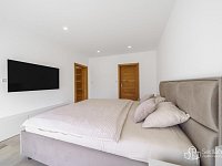 Prostorná novostavba 4+kk se zahradou v Šabině – moderní bydlení jen 5 minut od dálnice D6 - Foto 17