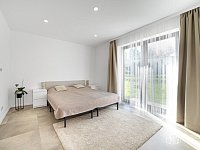 Prostorná novostavba 4+kk se zahradou v Šabině – moderní bydlení jen 5 minut od dálnice D6 - Foto 20