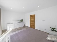 Prostorná novostavba 4+kk se zahradou v Šabině – moderní bydlení jen 5 minut od dálnice D6 - Foto 21