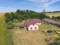Rodinný dům ve stylu venkovské usedlosti | 9 287 m² pozemků, stodola a potenciál dalšího rozvoje - Foto 5