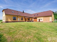 Rodinný dům ve stylu venkovské usedlosti | 9 287 m² pozemků, stodola a potenciál dalšího rozvoje - Foto 2