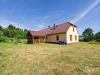 Rodinný dům ve stylu venkovské usedlosti | 9 287 m² pozemků, stodola a potenciál dalšího rozvoje - Foto 9