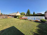 Rodinný dům 4+kk se zahradou v obci Ledce – klidné bydlení kousek od přírody - bazén