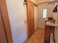 Rodinný dům 4+kk se zahradou v obci Ledce – klidné bydlení kousek od přírody - chodba.JPG