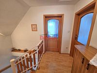 Rodinný dům 4+kk se zahradou v obci Ledce – klidné bydlení kousek od přírody - chodba.JPG