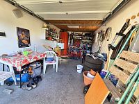 Rodinný dům 4+kk se zahradou v obci Ledce – klidné bydlení kousek od přírody - garáž.JPG