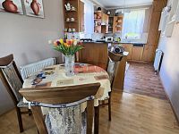 Rodinný dům 4+kk se zahradou v obci Ledce – klidné bydlení kousek od přírody - jídelní kout.JPG