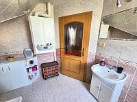 Rodinný dům 4+kk se zahradou v obci Ledce – klidné bydlení kousek od přírody - koupelna.JPG