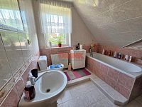 Rodinný dům 4+kk se zahradou v obci Ledce – klidné bydlení kousek od přírody - koupelna s vanou.JPG