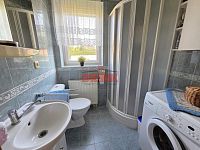 Rodinný dům 4+kk se zahradou v obci Ledce – klidné bydlení kousek od přírody - koupelna se sprchovým koutem a WC.JPG