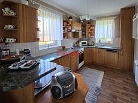 Rodinný dům 4+kk se zahradou v obci Ledce – klidné bydlení kousek od přírody - kuchyň.jpg