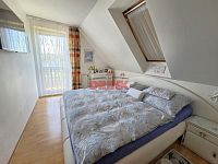 Rodinný dům 4+kk se zahradou v obci Ledce – klidné bydlení kousek od přírody - ložnice v patře.JPG