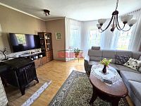 Rodinný dům 4+kk se zahradou v obci Ledce – klidné bydlení kousek od přírody - obývací pokoj.JPG