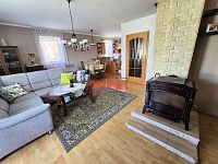 Rodinný dům 4+kk se zahradou v obci Ledce – klidné bydlení kousek od přírody - obývací pokoj + krbová kamna.JPG