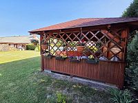 Rodinný dům 4+kk se zahradou v obci Ledce – klidné bydlení kousek od přírody - pergola