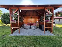 Rodinný dům 4+kk se zahradou v obci Ledce – klidné bydlení kousek od přírody - pergola