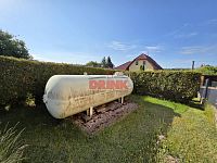 Rodinný dům 4+kk se zahradou v obci Ledce – klidné bydlení kousek od přírody - plynová nádrž