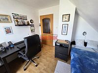 Rodinný dům 4+kk se zahradou v obci Ledce – klidné bydlení kousek od přírody - pokoj.JPG