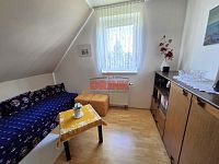 Rodinný dům 4+kk se zahradou v obci Ledce – klidné bydlení kousek od přírody - pokoj v patře.JPG