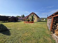 Rodinný dům 4+kk se zahradou v obci Ledce – klidné bydlení kousek od přírody - zahrada.JPG