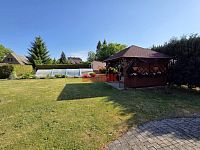 Rodinný dům 4+kk se zahradou v obci Ledce – klidné bydlení kousek od přírody - zahrada s pergolou a bazénem.JPG
