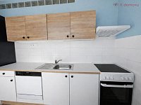 Pronájem bytu 2+1, 54 m², Zlín – Malenovice - kuchyně front.jpeg