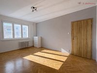 Pronájem bytu 2+1, 54 m², Zlín – Malenovice - ložnice dveře.jpeg