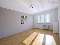 Pronájem bytu 2+1, 54 m², Zlín – Malenovice - Ložnice okno.jpeg