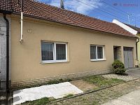 Nabízíme Vám k prodeji přízemní rodinný dům o dispozici 3+1 v oblíbené obci Uherský Ostroh.
