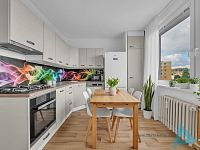 Prostorný byt 5+1 o výměře 90 m² se zasklenou lodžií – Nová Paka. - 4.jpg