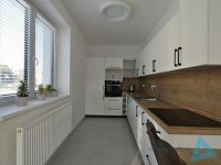 Moderní byt 1+kk s balkonem, parkovacím stáním a kompletním vybavením kuchyně – volný od 1.2.2026 - _DSC0587.JPG