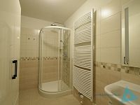 Moderní byt 1+kk s balkonem, parkovacím stáním a kompletním vybavením kuchyně – volný od 1.2.2026 - _DSC0597.JPG