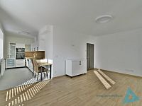 Moderní byt 1+kk s balkonem, parkovacím stáním a kompletním vybavením kuchyně – volný od 1.2.2026 - _DSC0635.JPG