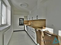 Moderní byt 1+kk s balkonem, parkovacím stáním a kompletním vybavením kuchyně – volný od 1.2.2026 - _DSC0637.JPG