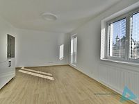 Moderní byt 1+kk s balkonem, parkovacím stáním a kompletním vybavením kuchyně – volný od 1.2.2026 - _DSC0638.JPG