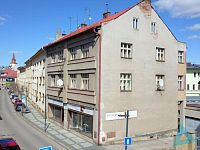 Prodej domu se 4 byty, prodejnou, dílnou a garáží v Nové Pake, ul. Komenského.