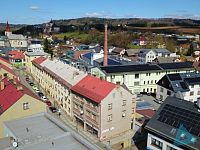 Prodej domu se 4 byty, prodejnou, dílnou a garáží v Nové Pake, ul. Komenského. - DJI_0290.JPG