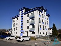 Moderní byt 1+kk s balkonem, parkovacím stáním a kompletním vybavením kuchyně – volný od 01.05.2026 - _DSC0648.JPG