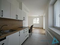 Moderní byt 1+kk s balkonem, parkovacím stáním a kompletním vybavením kuchyně – volný od 01.05.2026 - _DSC0900.JPG