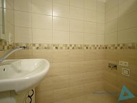 Moderní byt 1+kk s balkonem, parkovacím stáním a kompletním vybavením kuchyně – volný od 01.05.2026 - _DSC0906.JPG