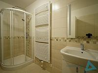 Moderní byt 1+kk s balkonem, parkovacím stáním a kompletním vybavením kuchyně – volný od 01.05.2026 - _DSC0908.JPG