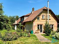 Podkrkonošská usedlost se stodolou a zahradou 2 728 m² – klid přírody, Nová Paka na dosah.