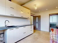 Prodej rodinného domu 3+1 s garáží a velkým pozemkem 1 957 m² – Ludgeřovice - 1.1 Kuchyně.jpg