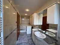 Prodej prostorného domu, s obchodními prostory , Bohumín- centrum, náměstí 435 m2 plochy - IMG-20251014-WA0038.jpg