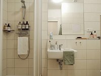 Nabízíme k dlouhodobému pronájmu nezařízený, částečně vybavený byt 1+kk, 42 m².  - koup. 1.jpg