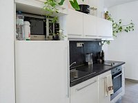 Nabízíme k dlouhodobému pronájmu nezařízený, částečně vybavený byt 1+kk, 42 m².  - kuch b.jpg