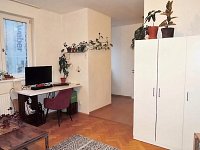 Nabízíme k dlouhodobému pronájmu nezařízený, částečně vybavený byt 1+kk, 42 m².  - pohled z pokoje 1.jpg