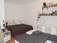 Nabízíme k dlouhodobému pronájmu nezařízený, částečně vybavený byt 1+kk, 42 m².  - pokoj b.jpg